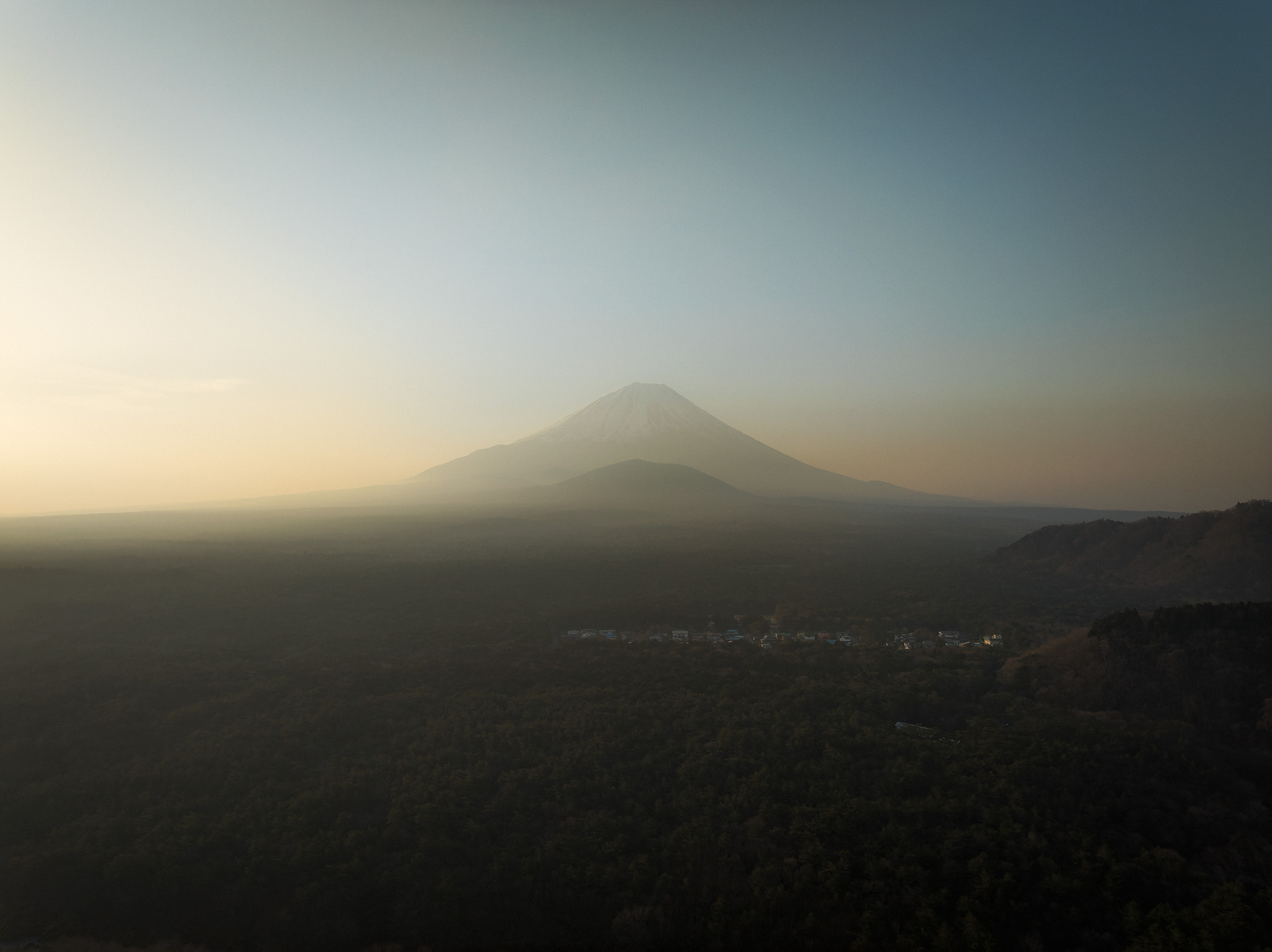 Mavic3 で撮影した朝焼けの富士山